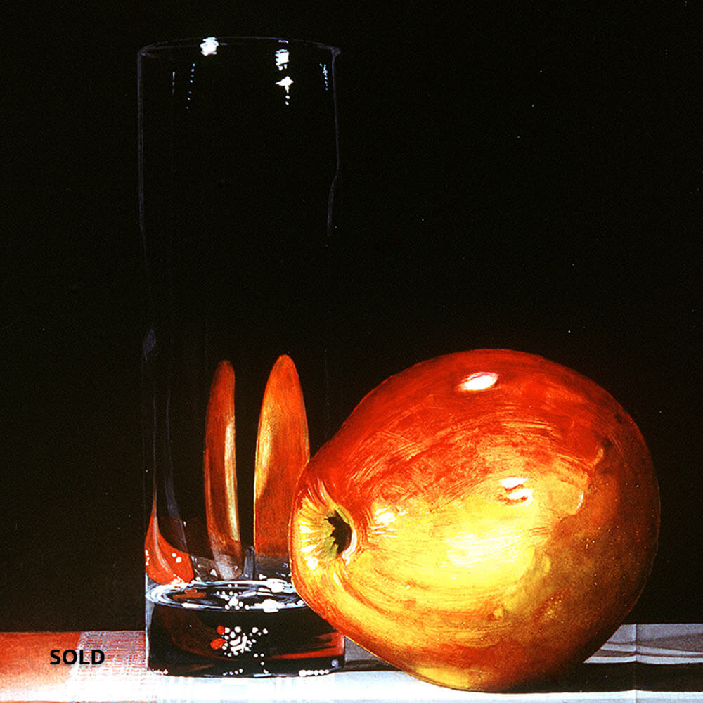 Een Jonagold Apple naast  een Fragiel Glas,  Olie op paneel, 25x20 cm